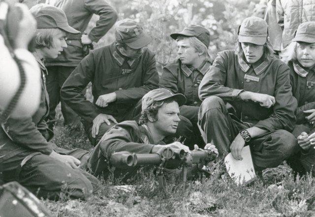 Kung Carl Gustaf prövar på  avstbedömning med hjälp av gruppchef Rino Westberg 7. komp. Batch Övlt Bo Botta eriksson övervakar 1976.jpg