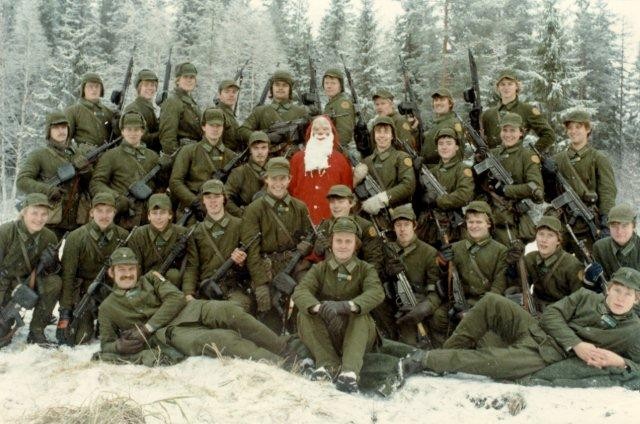Spaningsplutomn 2. komp 1982-83. t Liggande tv Fj Torbjörn Nylander, sittand i mitten Kn Bengt Anders Andersson (1).jpg