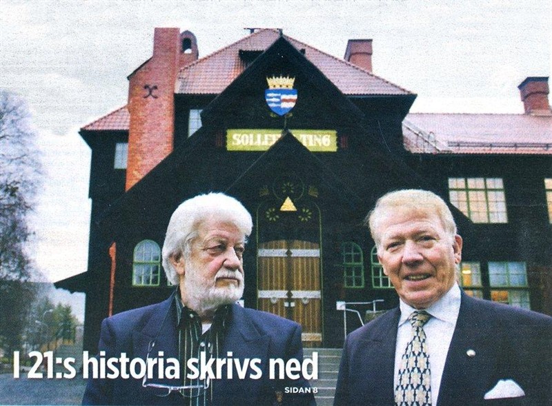 Sven Selinder och Lars Boström framför Tingshuset i Sollefteå_2.jpg